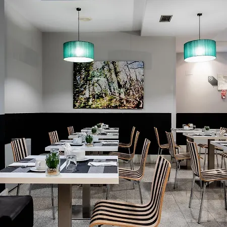 Ikonik Plaza Mercado מלון 3*