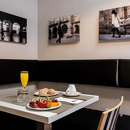 Ikonik Plaza Mercado מלון 3*